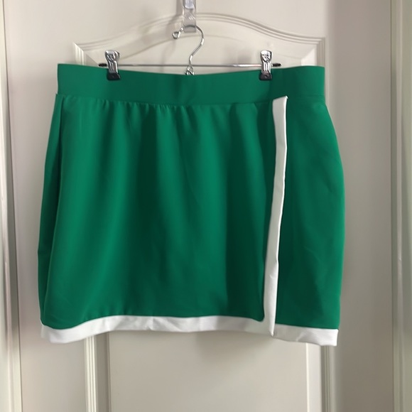 Green and White Contrast-Trim Skort - Picture 5 of 9